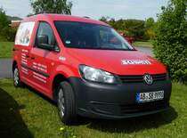 =VW Caddy der Firma SCHMITT steht auf dem Parkplatz der RettMobil 2017 in Fulda, Mai 2017