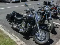 Yamaha Motorrad in Harley Stil, gesehen auf der XII. Lotus Retro Mobil Concours d´Elegance im Urpark des Lotus Hotels, Juni, 2017.