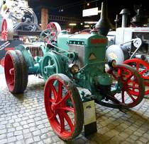 Gambino 15-30, italienischer Ackerschlepper, 1-Zyl.Gl�hkopfmotor mit 10330ccm und 30PS, Baujahr 1936, Traktormuseum Bodensee, Aug.2013