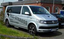 =VW T6 von Taxi-STRAUSS steht auf dem Parkplatz der RettMobil 2017 in Fulda, Mai 2017