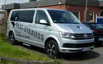 =VW T6 von Taxi-STRAUSS steht auf dem Parkplatz der RettMobil 2017 in Fulda, Mai 2017