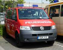 =VW T5 der Feuerwehr CUXHAVEN steht auf dem Parkplatz der RettMobil 2017 in Fulda, Mai 2017