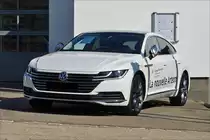 Der neue VW Arteon steht vor einer VW Werkstatt zur Probefahrt bereit.  18.06.2017
