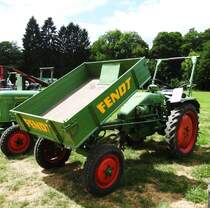 FENDT-TRAKTOR/GERÄTETRÄGER F225GT
Der FENDT-GERÄTETRÄGER-TRAKTOR F225GT wurde zwischen 1961-65 in einer
Stückzahl von 8110 mit einer Motorleistung von zunächst 25 PS produziert-
hier bei der Sommerkirmes DIERDORF/KREIS NEUWIED am 18.6.2017 ausgestellt-
als Modell wohl auf unzähligen Modellbahnanlagen vertreten....
