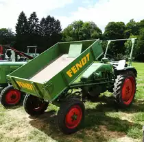 FENDT-TRAKTOR/GERÄTETRÄGER F225GT
Der FENDT-GERÄTETRÄGER-TRAKTOR F225GT wurde zwischen 1961-65 in einer
Stückzahl von 8110 mit einer Motorleistung von zunächst 25 PS produziert-
hier bei der Sommerkirmes DIERDORF/KREIS NEUWIED am 18.6.2017 ausgestellt-
als Modell wohl auf unzähligen Modellbahnanlagen vertreten....