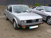 Alfa Romeo Alfetta. 1972 - 1984. Alfetta = Kleiner Alfa, so hießen schon in den 1950er Jahren die Rennwagen von Alfa Romeo. Auch diese viertürige Alfa Romeo Limousine hatte sportliches Temperament. Hier wurde ein Modell ab dem Jahr 1977 abgelichtet. Dieses ist an den rechteckigen Frontscheinwerfern zu erkennen. Die Alfetta war in etlichen Motorisierungen als Benziner oder Dieselfahrzeug lieferbar. 9. Oldtimer- und Youngtimertreffen am 17.06.2017 an der  Alten Dreherei  in Mülheim an der Ruhr.