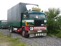 Volvo F88. 1965 - 1977. Hier wurde ein F88 abgelichtet, der ab 1973 produziert wurde. Dieses ist am schwarzen Kühlergitter aus Kunststoff zu erkennen. Der Turbodiesel hat einen Hubraum von 9.6l und leistet 260 PS. 9. Oldtimer- und Youngtimertreffen am 17.06.2017 an der  Alten Dreherei  in Mülheim an der Ruhr.