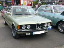 BMW E21 320. 1975 - 1982. Bis zu den Werksferien 1977 wurde der 320 von einem
4-Zylinderreihenmotor an getrieben. Dieser leistete 109 PS aus 1977 cm³ Hubraum. Danach wurde ein 6-Zylinderreihenmotor mit einem Hubraum von 1990 cm³ und 122 PS verbaut. Dieser, im Farbton resedagrün lackierte E21, wurde am 18.06.2017 beim 9. Oldtimer- und Youngtimertreffen an der  Alten Dreherei  in Mülheim an der Ruhr abgelichtet.