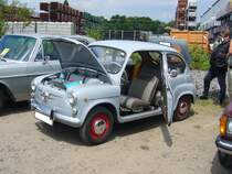 Seat 600D. 1963 - 1967. Der 600D basiert auf einem Lizenzvertrag zwischen Fiat aus Italien und Seat aus Spanien. Dieses Auto trieb die Volksmotorisierung im Spanien der 1960er Jahre voran. Der im Heck verbaute 4-Zylinderreihenmotor hat einen Hubraum von 767 cm³ und leistet 32 PS. 9. Oldtimer- und Youngtimertreffen am 18.06.2017 an der  Alten Dreherei  in Mülheim an der Ruhr.