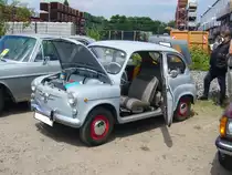 Seat 600D. 1963 - 1967. Der 600D basiert auf einem Lizenzvertrag zwischen Fiat aus Italien und Seat aus Spanien. Dieses Auto trieb die Volksmotorisierung im Spanien der 1960er Jahre voran. Der im Heck verbaute 4-Zylinderreihenmotor hat einen Hubraum von 767 cm³ und leistet 32 PS. 9. Oldtimer- und Youngtimertreffen am 18.06.2017 an der  Alten Dreherei  in Mülheim an der Ruhr.