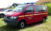 =VW T5 der Feuerwehr LEHNSAN, abgestellt auf dem Parkplatz der RettMobil 2017 in Fulda, Mai 2017