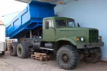 Kraz 255B mit angekippten Muldenkipper, abgestellt vor einem Reifenhändler in Nordhausen 25.02.2017