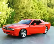 MAISTO 1:18 DODGE CHALLENGER CONCEPT 2006
Schon als MAISTO-Modell im knalligen Rot aufregend-bei YOUTUBE kann man die
 Lady in Red  aus DETROIT-CITY mit kernigem Motorsound im Original
bewundern-hier am 19.6.2017.....
