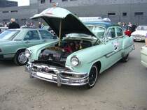 Pontiac Series 27 Chieftain DeLuxe Sedan des Modelljahres 1952. Ein solches Modell schlug mit US$ 2090,00 (Auslieferung Ostküste) oder US$ 2194,00 (Auslieferung Westküste) zu Buche. Der 8-Zylinderreihenmotor hat einen Hubraum von 4398 cm³ und leistet 119 PS. 9. Oldtimer- und Youngtimertreffen am 18.06.2017 an der  Alten Dreherei  in Mülheim an der Ruhr. 