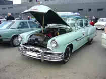 Pontiac Series 27 Chieftain DeLuxe Sedan des Modelljahres 1952. Ein solches Modell schlug mit US$ 2090,00 (Auslieferung Ostküste) oder US$ 2194,00 (Auslieferung Westküste) zu Buche. Der 8-Zylinderreihenmotor hat einen Hubraum von 4398 cm³ und leistet 119 PS. 9. Oldtimer- und Youngtimertreffen am 18.06.2017 an der  Alten Dreherei  in Mülheim an der Ruhr. 