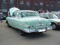 Heckansicht eines Pontiac Series 27 Chieftain DeLuxe Sedan des Modelljahres 1952. 9. Oldtimer- und Youngtimertreffen am 18.06.2017 an der  Alten Dreherei  in Mülheim an der Ruhr.