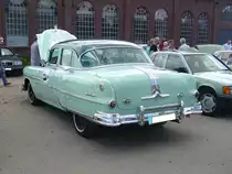 Heckansicht eines Pontiac Series 27 Chieftain DeLuxe Sedan des Modelljahres 1952. 9. Oldtimer- und Youngtimertreffen am 18.06.2017 an der  Alten Dreherei  in Mülheim an der Ruhr.