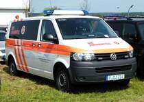 =VW T5 der Johanniter OV Regensburg, gesehen auf dem Parkplatz der RettMobil 2017 in Fulda, Mai 2017