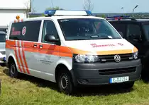=VW T5 der Johanniter OV Regensburg, gesehen auf dem Parkplatz der RettMobil 2017 in Fulda, Mai 2017