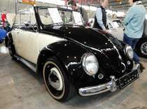 =VW Käfer Ovali, Bj. 1955, stand bei den Retro Classics Stuttgart im März 2017 zum Verkauf
