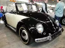 =VW Käfer Ovali, Bj. 1955, stand bei den Retro Classics Stuttgart im März 2017 zum Verkauf