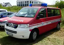 =VW T5 der Werksfeuerwehr Chempark Leverkusen, gesehen auf dem Parkplatz der RettMobil 2017 in Fulda, Mai 2017