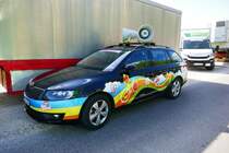 Škoda von Nimm 2 Lachgummi der vor der Tour de Suisse in der Werbekolonne voraus fuhr, wärend dem Rennen am 17.6.17 in Schaffhausen parkiert.