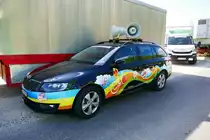 Škoda von Nimm 2 Lachgummi der vor der Tour de Suisse in der Werbekolonne voraus fuhr, wärend dem Rennen am 17.6.17 in Schaffhausen parkiert.