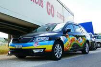 Škoda von Nimm 2 Lachgummi der vor der Tour de Suisse in der Werbekolonne voraus fuhr, wärend dem Rennen am 17.6.17 in Schaffhausen parkiert.