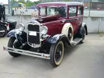 Ford Model A. 1928 - 1931. Hier wurde die Karosserieversion Tudor abgelichtet. Der Wagen stammt aus dem Modelljahr 1930. Der 4-Zylinderreihenmotor hat einen Hubraum von 3285 cm³ und leistet 40 PS. 9. Oldtimer- und Youngtimertreffen am 18.06.2017 an der  Alten Dreherei  in Mülheim an der Ruhr.