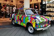 Graffiti Künstler & Mauerkünstler; Thierry Noir gestaltete diesen Trabant Modell:601   Erstzulassungsjahr:1989. Aufnahme am nahe Ales vor einem Berlin Store am 11.6.2017