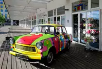 Graffiti Künstler & Mauerkünstler; Thierry Noir gestaltete diesen Trabant Modell:601   Erstzulassungsjahr:1989. Aufnahme am nahe dem Holocaust-Mahnmal, vor einem Berlin Store am 11.6.2017