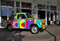 Graffiti Künstler & Mauerkünstler; Thierry Noir gestaltete diesen Trabant Modell:601 Erstzulassungsjahr:1989. Aufnahme am nahe dem Holocaust-Mahnmal, vor einem Berlin Store am 11.6.2017