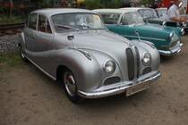 BMW 501. 1955 - 1961. Mit dem Modell 501/502 brachten die Münchener den ersten deutschen PKW mit 8-Zylindermotor auf den Markt. Der 501 unterscheidet sich vom 502 durch weniger Chromschmuck und ein anderes Heckfenster. Der V8-motor hat einen Hubraum von 2580 cm³ und leistet 95 PS. 9. Oldtimer- und Youngtimertreffen am 17.06.2017 an der  Alten Dreherei  in Mülheim an der Ruhr.