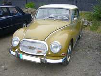DKW Auto Union 1000 Limousine. 01.1958 - 04.1960. Ein solcher DKW 1000 kostete bei seiner Vorstellung genau DM 6000,00. Dafür erhielt der Käufer einen geräumigen Wagen mit einem 
3-Zylinderzweitaktmotor. Dieser hat einen Hubraum von 980 cm³ und leistet 44 PS. Die Höchstgeschwindigkeit liegt bei 130 km/h. 9. Oldtimer- und Youngtimertreffen am 17.09.2017 an der  Alten Dreherei  in Mülheim an der Ruhr.