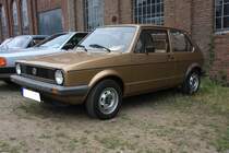VW Golf 1. 1974 - 1983. Hier wurde ein Golf 1 CL des Modelljahres 1981 im Farbton sahara sand metallic abgelichtet. Der 4-Zylinderreihenmotor hat einen Hubraum von 1457 cm³ und leistet 70 PS. Die Höchstgeschwindigkeit liegt bei 158 km/h. Der Wagen gehört dem Veröffentlicher dieses Bildes. 9. Oldtimer- und Youngtimertreffen am 17.06.2017 an der  Alten Dreherei  in Mülheim an der Ruhr.