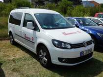 =VW Passat Caddy der Johanniter, gesehen auf dem Parkplatz der RettMobil 2017 in Fulda, Mai 2017