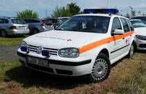 =VW Golf vom DRK KV LEIPZIG-Stadt, gesehen auf dem Parkplatz der RettMobil 2017 in Fulda, Mai 2017