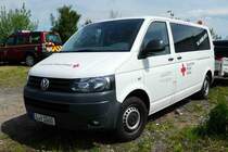 =VW T5 vom DRK Zwickau, gesehen auf dem Parkplatz der RettMobil 2017 in Fulda, Mai 2017