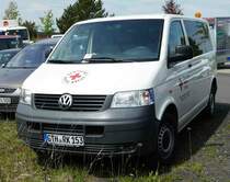 =VW T 5 vom DRK KV GOTHA, abgestellt auf dem Parkplatz der RettMobil 2017 in Fulda, Mai 2017