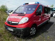 =Opel Vivaro der Feuerwehr SCHLEUSINGEN steht auf dem Parkplatz der RettMobil 2017 in Fulda, Mai 2017