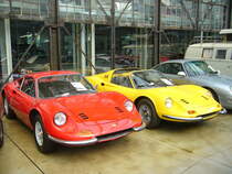 Ein Dino 246GT im Farbton rosso von 1971 und ein Dino 246GTS von 1973 im Farbton giallo fly stehen einträchtig nebeneinander und warten auf Käufer. Classic Remise Düsseldorf am 22.06.2017.