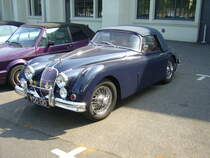 Jaguar XK150 DHC. 1957 - 1961. Der XK150 war das letzte Modell der legendären XK-Baureihe. 1957 gewann ein XK150 das 24 Stunden Rennen von Le Mans. Der 6-Zylinderreihenmotor hat einen Hubraum von 3442 cm³ und leistet zwischen 193 PS und 213 PS. Ab dem Modelljahr 1959 war auch ein aufgebohrter Motor mit 3781 cm³ Hubraum und 223 PS lieferbar. Besucherparkplatz der Düsseldorfer Classic Remise am 22.06.2017.