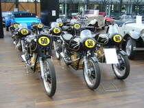 Ein Konvolut von 10 AJS 7R Rennmotorrädern aus der Sammlung des französischen Rennfahres Bernard Guérin. Die sogenannten  Boy-Racer  Motorräder haben einen stehenden 1-Zylindermotor der aus 348 cm³ Hubraum 38 PS leistet. Die Maschinen wurden zwischen 1949 - 1962 gebaut. Classic Remise Düsseldorf am 22.06.2017.