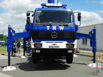 THW Mercedes Benz Mastkraftwagen (MastKW) am 18.06.17 beim Tag der Offenen Tür der Feuerwehr Hanau