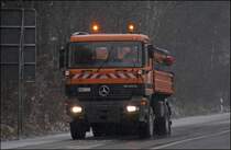 Der Actros 1831 hat die AM Ldenscheid verlassen und ist auf dem Weg zu A45 um dort in Richtung Drolshagen die Anschlussstellen und die Fahrspuren abzustreuen. (04.01.2009)