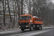 Actros 1831 mit vollen Streuautomaten auf dem Weg zur A45.  Gru an den Kollegen;-) (04.01.2009)