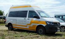 =VW T6 von  GESUND TRANSPORT  steht auf dem Parkplatz der RettMobil 2017 in Fulda, Mai 2017