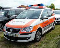 =VW Touran der Malteser NÜRNBERG, gesehen auf dem Parkplatz der RettMobil 2017 in Fulda, Mai 2017