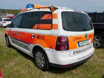 =VW Touran der Malteser NÜRNBERG, gesehen auf dem Parkplatz der RettMobil 2017 in Fulda, Mai 2017